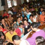 multidão-olha-o-corpo-de-bruno-no-caixao