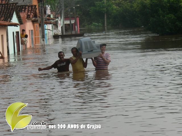 Há nove anos, rio Grajaú obriga moradores da Trizidela abandonar suas casas (veja fotos de 2011)